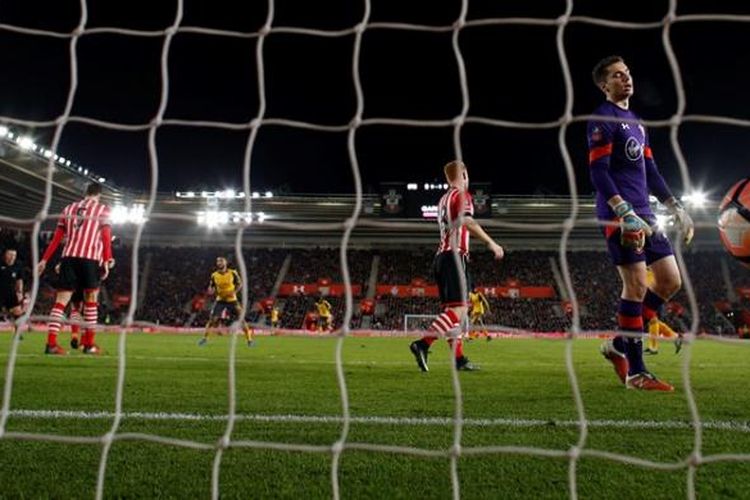 Theo Walcott mencetak gol Arsenal ke gawang Southampton pada partai babak keempat Piala FA di Stadion St Mary, Sabtu (28/1/2017).