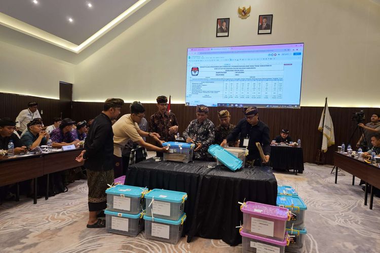 Rekapitulasi suara yang digelar KPU Kabupaten Buleleng, Kamis (5/12/2024) di ballroom salah satu hotel di Lovina, Buleleng, Bali.