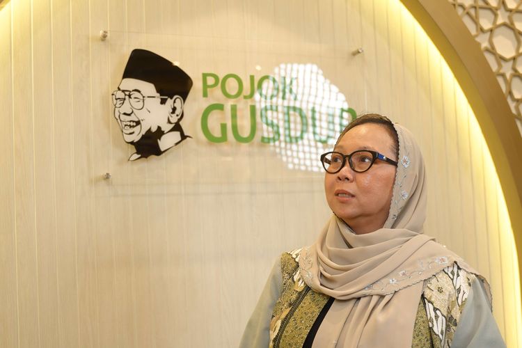 Direktur Jaringan Gusdurian, Alissa Wahid berpose setelah diwawancara KOMPAS.com dalam program Gaspol di PBNU, Kramat, Jakarta Pusat, Senin (17/3/2025).