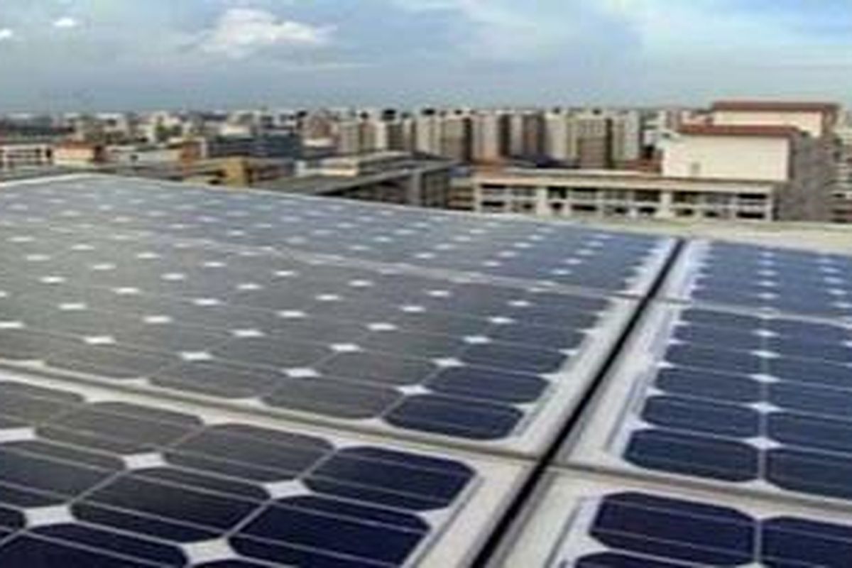 The Housing and Development Board(HDB) Singapura membeli panel solar senilai 2,3 juta dollar untuk dipasang di atap apartemen HDB. Ini merupakan bagian dari kebijakan green property di Singapura