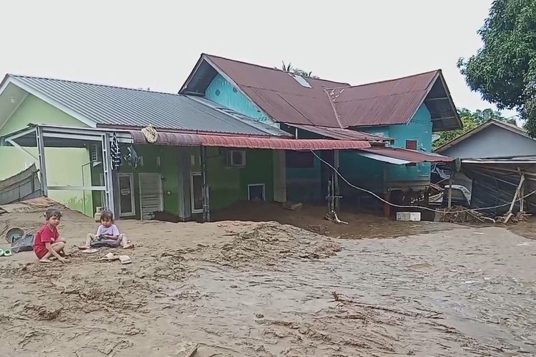 Kondisi rumah warga di Kabupaten Pidie Jaya, Aceh, terendap lumpur pasca diterjang banjir.