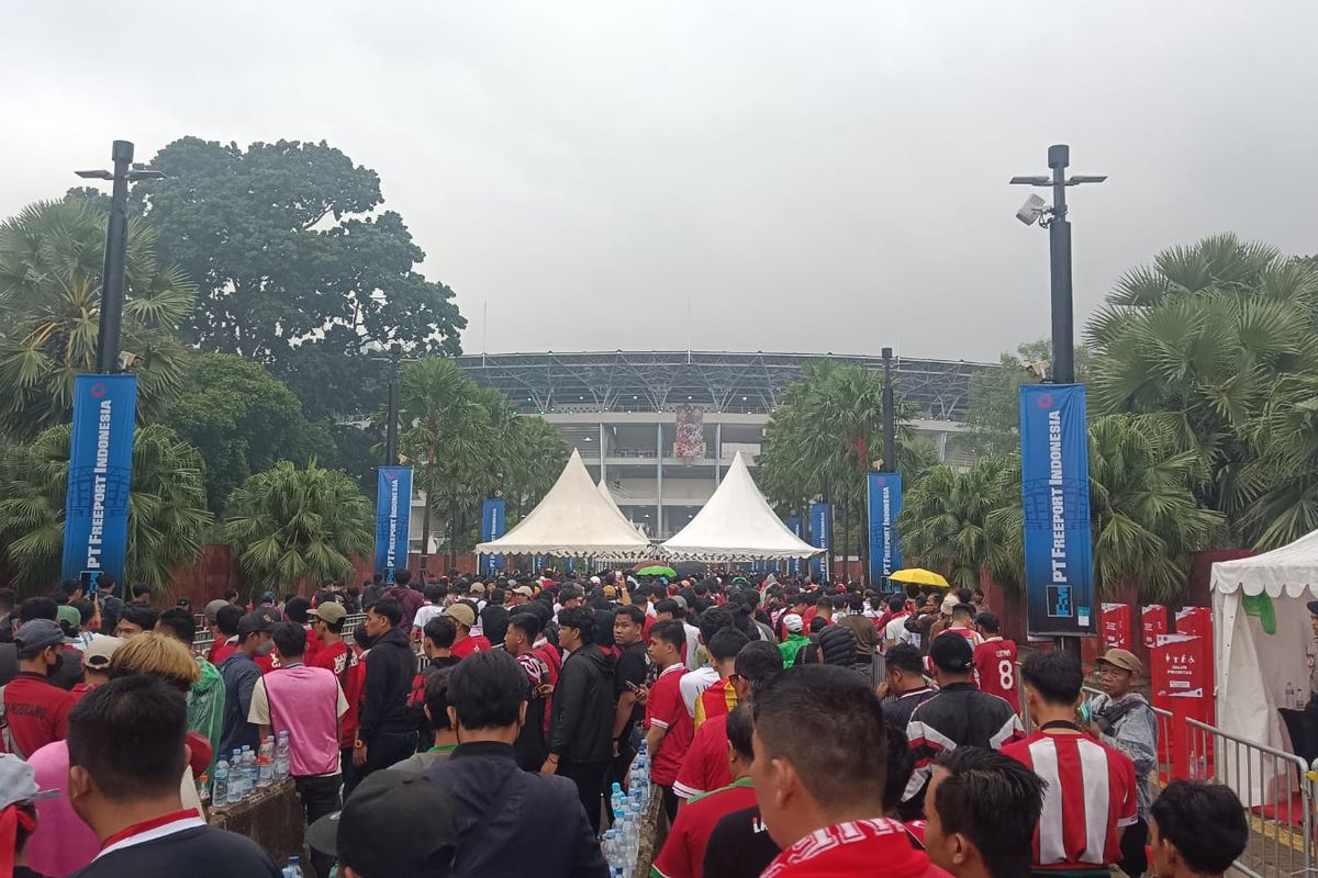 Lautan supporter di Pintu 10 SUGBK, Senayan, Jakarta Pusat sebelum menonton Timnas Indonesia vs Argentina, Senin (19/6/2023).