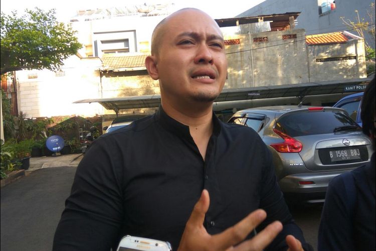Tommy Prabowo menahan tangisnya saat meminta Valen untuk diserahkan ke pihak berwenang.