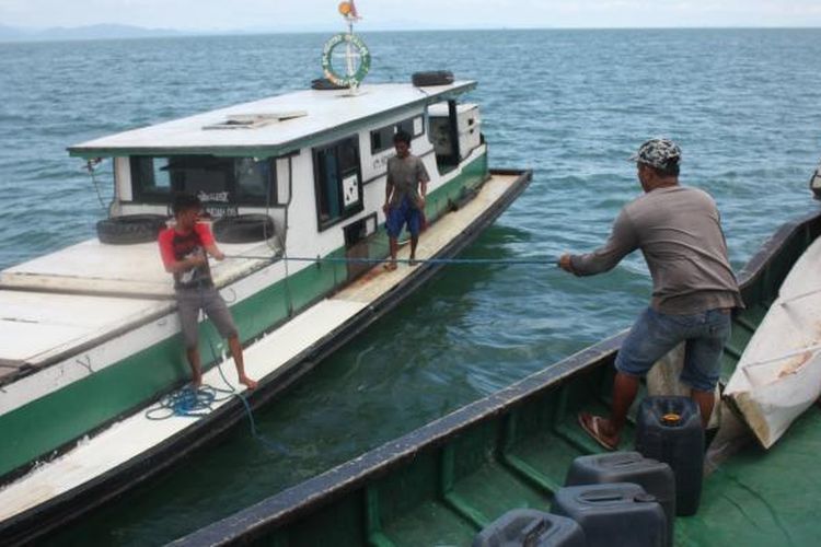 Salah satu kapal kayu milik nelayan ikan di Sebatik. Terhitung sejak 1 Februari 2017 pemerintah Malaysia mencabut larangan masuknya kapal kyu milik nelayan dari Kabupaten Nunukan.