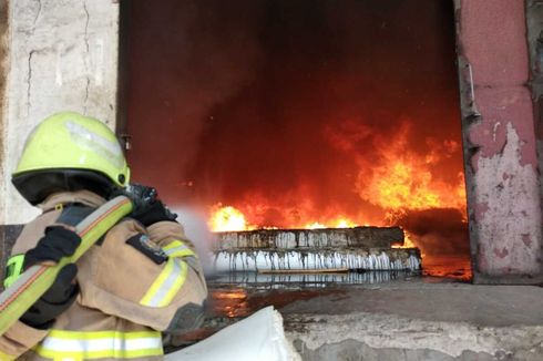 Kebakaran Gudang Pabrik Kasur Cimahi Diduga dari Percikan Las, Kerugian hingga Rp 2,8 M