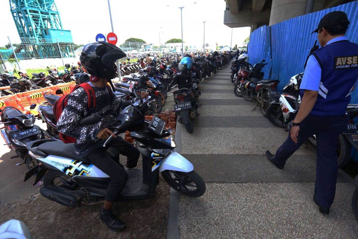 Para pengendara motor kembali masuk ke kawasan pintu M 1 Bandara Soekarno Hatta, Tangerang, Banten, Senin (21/2/2018). PT Angkasa Pura II membuka kembali akses jalan M 1 bagi pengguna jasa bandara dimana nantinya para pengguna jasa bandara dapat memarkirkan kendaraannya di kawasan tersebut dan menggunakan bis dan Sky Train untuk menuju Terminal 1, 2 dan 3