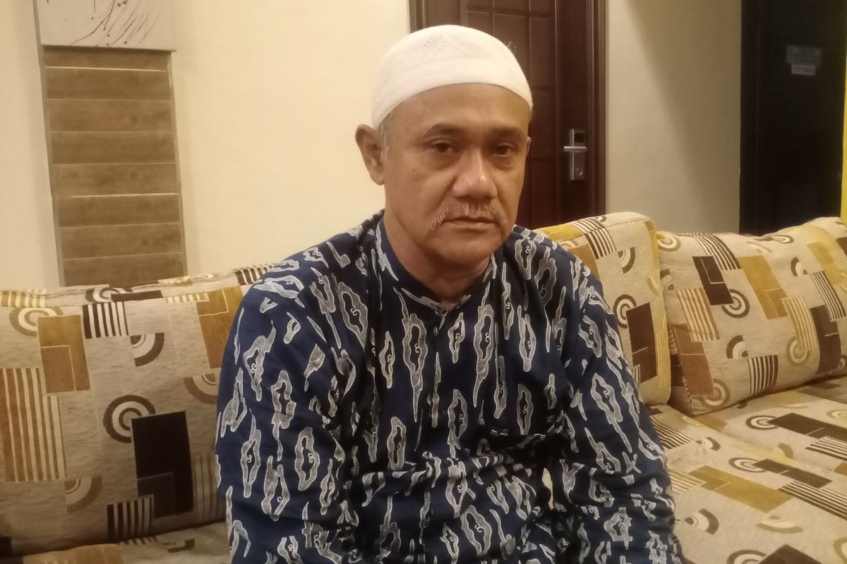 Aliwafa (60), salah satu jemaah umrah asal Jember, Jawa Timur, yang gagal berangkat ke Mekkah akibat tak ada petugas Kantor Kesehatan Pelabuhan Kelas I Surabaya Wilayah Kerja Juanda yang melakukan validasi di Bandara Internasional Juanda, Sidoarjo, Jawa Timur.