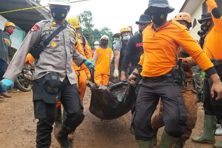 Basarnas Bandung kembali evakuasi satu korban tertimbun longsor, Minggu (10/1/2021). AAM AMINULLAH/KOMPAS.com