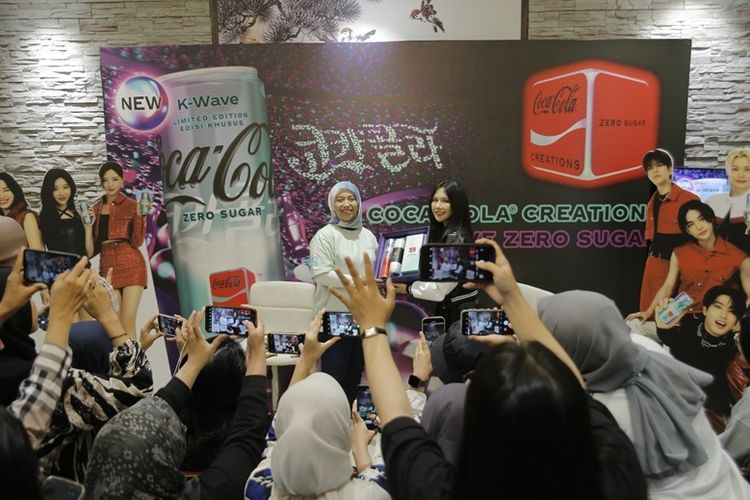 Suasana peluncuran Coca-Cola® Creations K-Wave Zero Sugar di Indonesia.