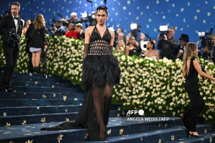 Dua Lipa menghadiri Met Gala 2025 yang digelar di Metropolitan Museum of Art, New York, Senin (5/5/2025) waktu setempat.