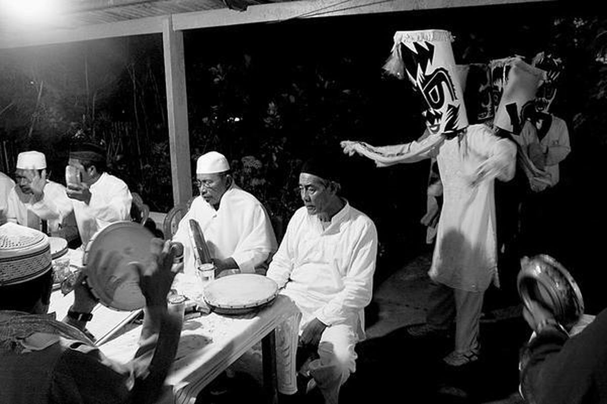 Coko Iba keluar saat tokoh agama dan masyarakat mengumandangkan riwayat Nabi Muhammad SAW, di Weda, Halmahera Tengah, Maluku Utara, Senin (21/1) malam. Coko Iba keluar dan berkeliling di tiga negeri, yaitu Weda, Patani, dan Maba, sejak tiga hari menjelang Maulid sampai hari Maulid.