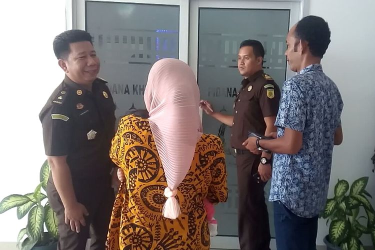 MU tersangka tindak pidana korupsi dana PNPM Kecamatan Tanjung Raja Ogan Ilir Sumatera Selatan diserahkan ke Kejaksaan Ogan Ilir oleh petugas Unit Tipikor Satreskrim Polres Ogan Ilir.