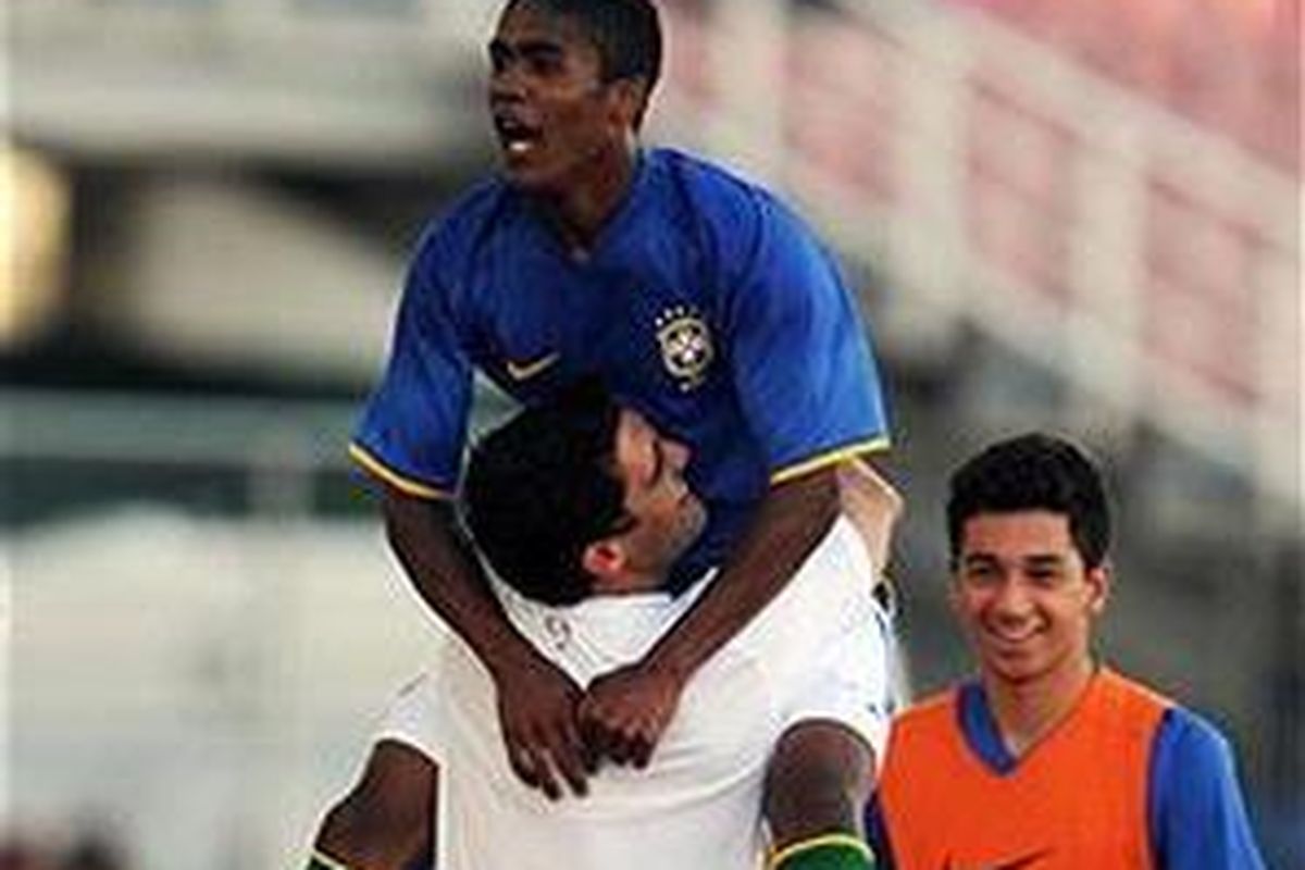 Pemain Brasil Douglas Costa merayakan golnya ke gawang Kolombia dalam turnamen U-20 antarnegara Amerika Selatan di Venezuela, Februari 2009. Costa menjadi target Manchester United.