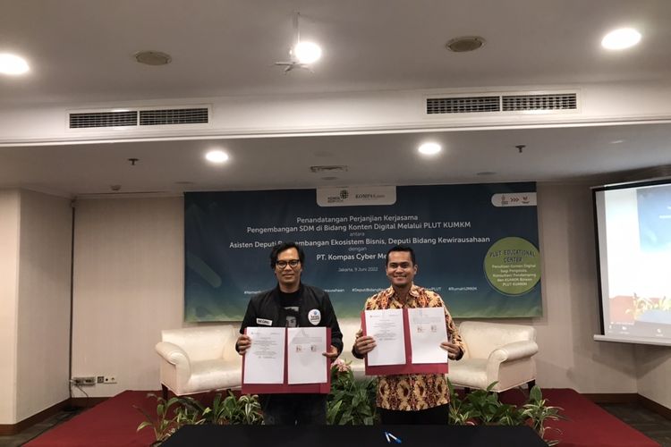 Penandatangan kerjasama antara Kementerian Koperasi Usaha Mikro Kecil Menengah (KemenKopUKM) dan Kompas.com terkait pelatihan konten digital di Jakarta, Kamis (9/6/2022).