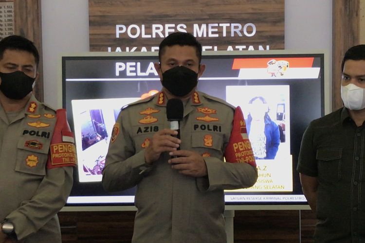 Kapolres Metro Jakarta Selatan, Kombes Pol Azis Andriansyah bersama Wakapolres Metro Jakarta Selatan, AKBP Antonius Agus Rahmanto; dan Kasatreskrim Polres Metro Jakarta Selatan, Kompol Achmad Akbar merilis penangkapan pria yang masturbasi di jok motor milik perempuan di Mapolres Metro Jakarta Selatan, Selasa (26/10/2021) siang.