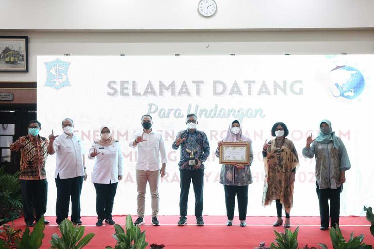 Wali Kota Surabaya Eri Cahyadi menyerahkan piagam penghargaan program kampung iklim di Balai Kota Surabaya, Rabu (27/10/2021).