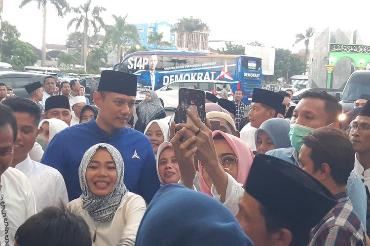 Ketua Umum Partai Demokrat Agus Harimurti Yudhoyono (AHY) langsung dikerumuni emak-emak yang telah menunggu kedatangannya di halaman depan Muzdalifah Kompleks Asrama Haji Donohudan Boyolali, Jawa Tengah, Rabu (5/4/2023) petang.