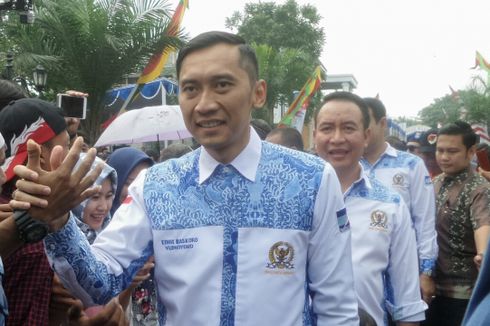 Makna Lomba Panjat Pinang bagi Ibas Yudhoyono...