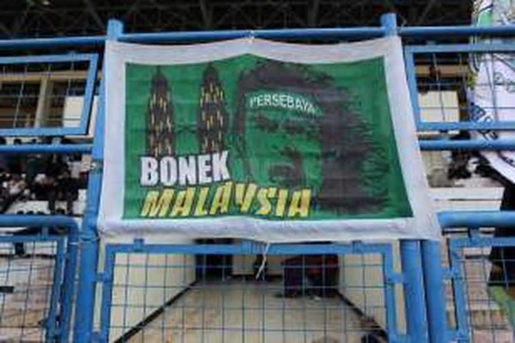 Spanduk dipasang oleh pendukung Persebaya Surabaya atau Bonek, yang berkumpul dan berunjuk rasa di Stadion Tugu, Koja, Jakarta Utara, Selasa (2/8/2016). Mereka menuntut agar PSSI memasukan Persebaya dalam kompetisi resmi musim depan.