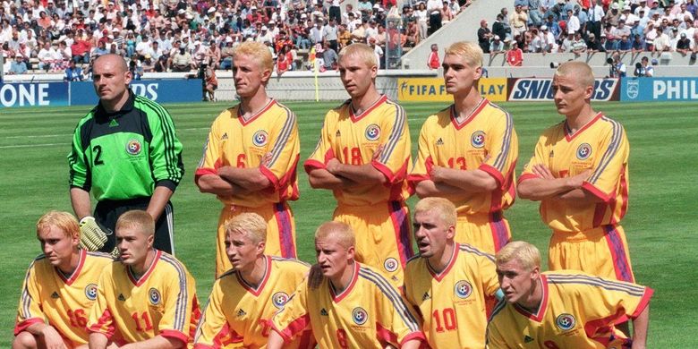 Timnas Rumania berpose jelang laga 16 besar Piala Dunia 1998 kontra Kroasia di Stadion Parc Lescure, Bordeaux, Perancis, 30 Juni 1998. Sejak itu, Rumania belum lolos lagi ke Piala Dunia, termasuk Piala Dunia 2022 di Qatar yang akan digelar pada 20 November sampai 18 Desember 2022 mendatang.
