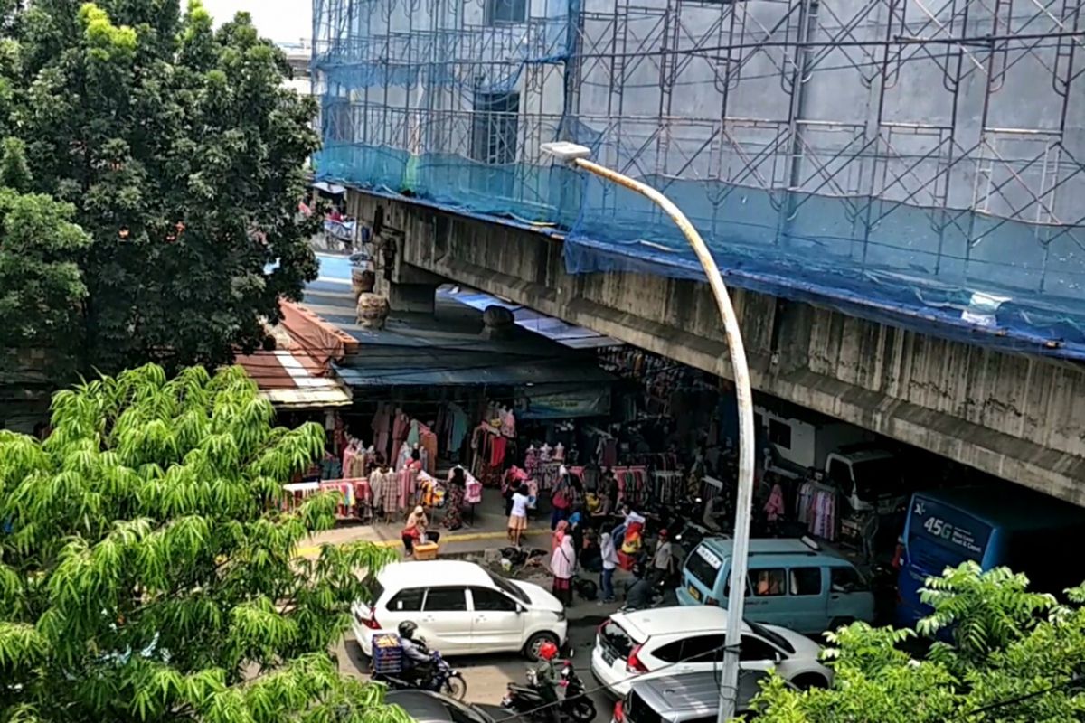 Suasana di depan Blok G Pasar Tanah Abang, Jakarta Pusat, Senin (30/10/2017).