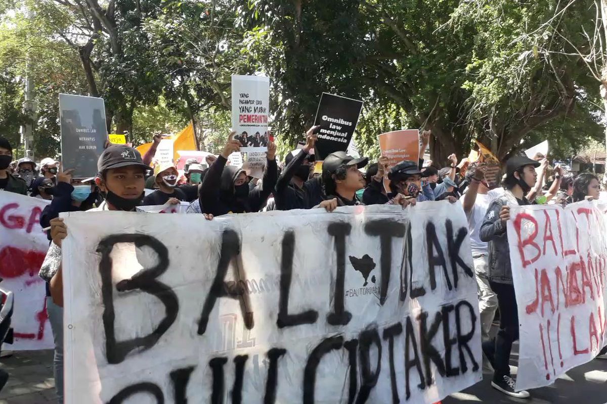 Aksi mahasiswa dan buruh tolak RUU Cipta Kerja di Gedung DPRD Bali, Kamis (16/7/2020).