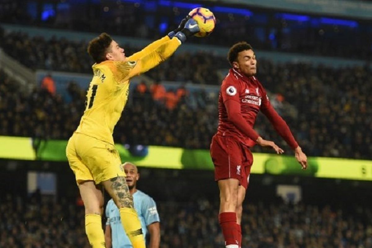 Ederson bergerak lebih cepat daripada Trent Alexander-Arnold dalam menyambut bola pada pertandingan Manchester City vs Liverpool di Stadion Etihad dalam lanjutan Liga Inggris, 3 Januari 2019.