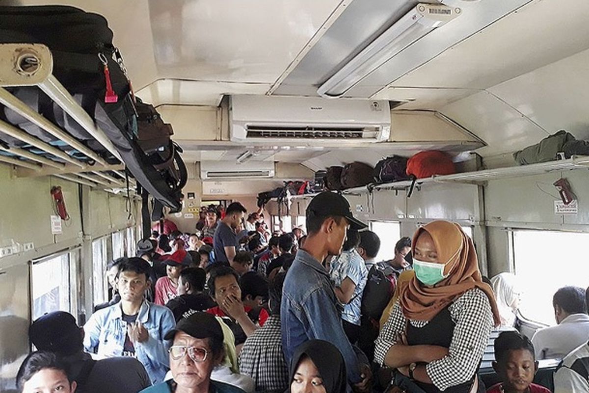 Penumpang berdiri di kereta PSO bersubsidi.