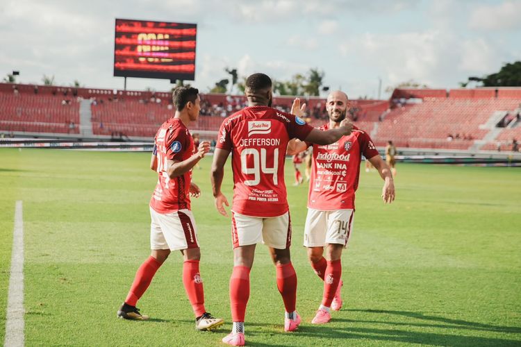 Penyerang Bali United, Jefferson Assis (tengah), merayakan gol bersama Mohammed Rashid (kanan), dalam laga melawan Dewa United FC pada pekan kelima Liga 1 2023-2024 yang digelar di Stadion Kapten I Wayan Dipta, Gianyar, Bali, pada Sabtu (29/7/2023). 