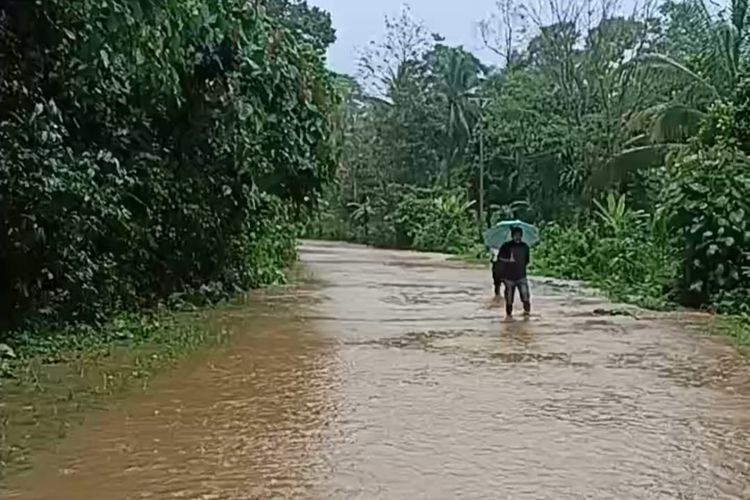 Banjir Tutup Jalan Raya, Transportasi  3 Kabupaten di Pulau Seram Maluku Lumpuh