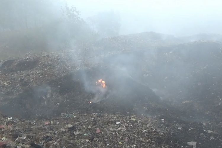 Titik Api Kembali Muncul di TPA Cikolotok Purwakarta, Warga Keluhkan Asap hingga Sesak Napas