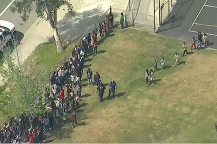 Para siswa SD North Park, San Bernardino, California dikumpulkan aparat keamanan di lapangan sekolah setelah penembakan terjadi di tempat itu dan menewaskan seorang guru.
