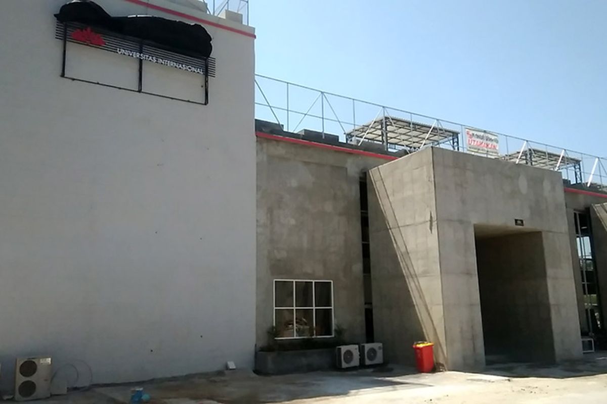 Gedung baru Universitas Internasional Semen Indonesia dari bekas pabrik.