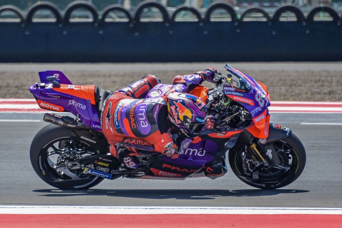 Rider Prima Pramac Racing Jorge Martin memacu kecepatan saat kualifikasi MotoGP Pertamina Grand Prix Of Indonesia 2024 di Pertamina Mandalika International Street Circuit, Lombok Tengah, Nusa Tenggara Barat, Sabtu (28/9/2024). Jorge Martin merebut pole position dan berhak start terdepan pada race MotoGP seri ke-15 2024 pada Minggu (29/9) setelah mencatatkan waktu tercepat 1 menit 29,088 detik. 