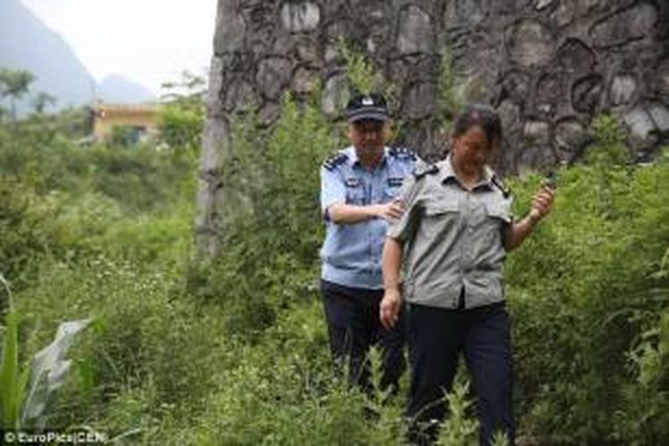 Pan Yong selalu dibantu sang istri, Tao Hongying dalam melaksanakan tugas sehari-harinya sebagai polisi di kota kecil Lanba, Guizhou, China.