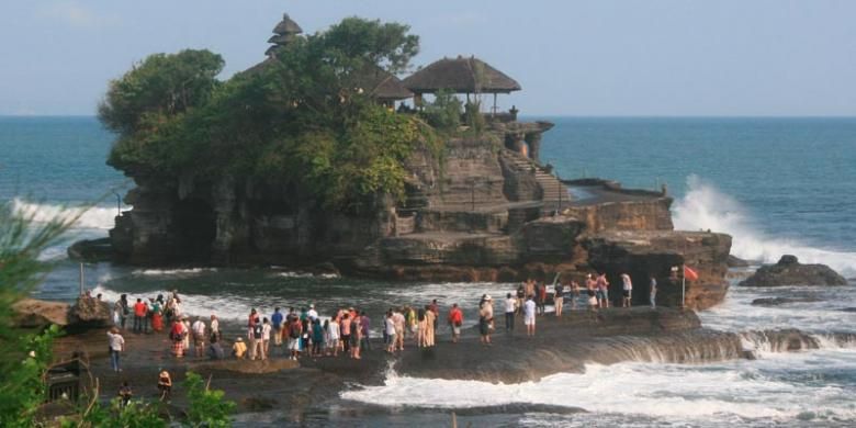 Ratusan wisatawan domestik dan asing menikmati pesona sekitar Pura Tanah Lot, Kabupaten Tabanan, Bali, awal Juni 2012. Obyek ini menjadi salah satu unggulan Pulau Dewata setelah Pantai Kuta di Kabupaten Badung karena letaknya juga berdekatan. Rona tenggelamnya matahari menjadi pemandangan tak terlupakan di Tanah Lot.