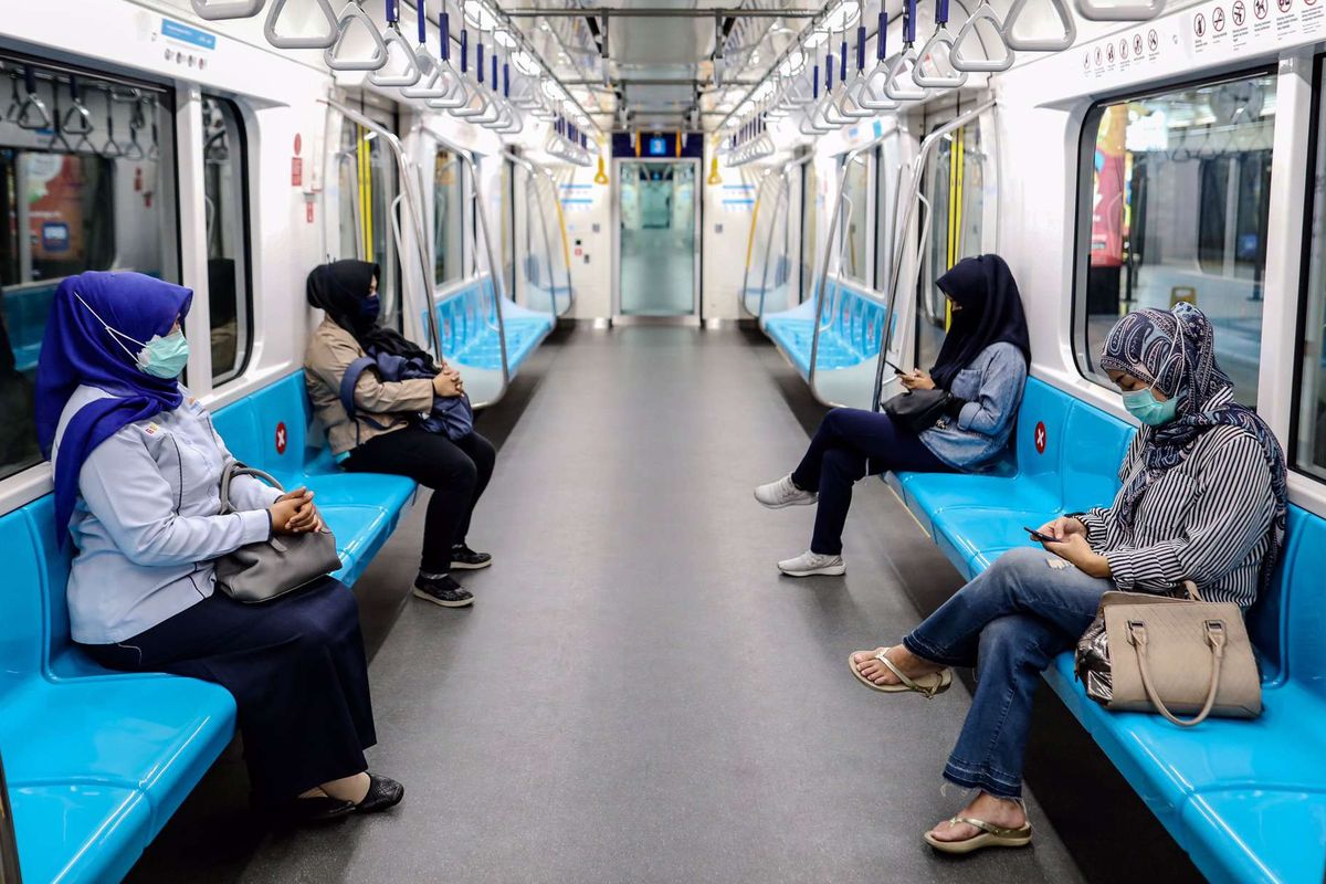 Penumpang dengan berjaga jarak duduk di kereta MRT tujuan Bundaran HI, Jakarta Pusat, Rabu (27/5/2020). Presiden Joko Widodo menginstruksikan Panglima TNI untuk mengerahkan personelnya dalam menertibkan masyarakat selama pemberlakuan pembatasan sosial berskala besar ( PSBB) untuk memutus mata rantai penularan Covid-19.