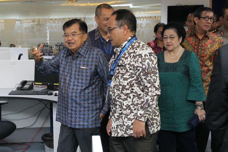 Wakil Presiden Jusuf Kalla saat meninjau lokasi gedung usai meresmikan Menara Kompas, gedung baru Kompas Gramedia, di Palmerah, Jakarta Pusat, Kamis (26/4/2018). Peresmian Menara Kompas ditandai dengan pengetikan kata Kompas menggunakan mesin ketik bersejarah oleh Wapres.



