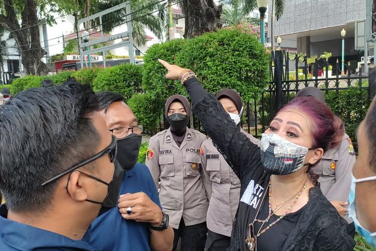 Humas Jakarta Bergerak Siska berbincang dengan aparat kepolisian agar perwakilan aksi demonstrasi bisa tetap masuk ke Gedung DPRD DKI Jakarta, Rabu (22/9/2021).