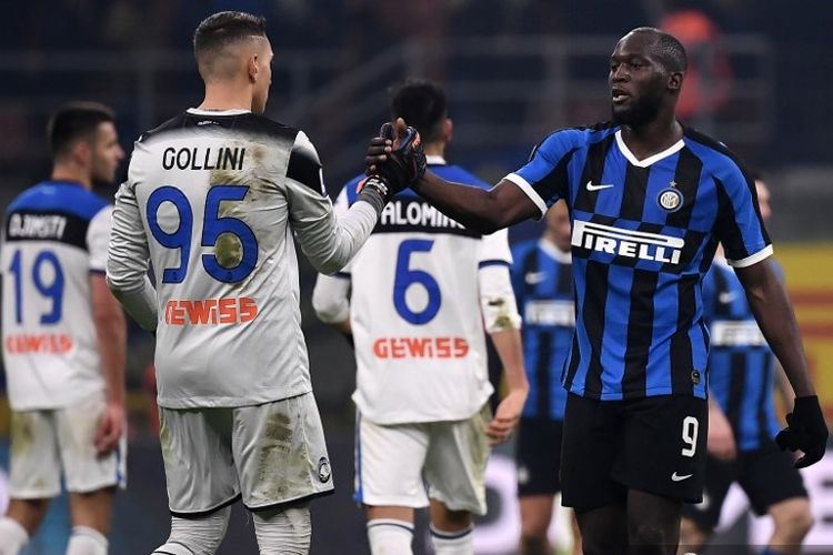 Kiper Atalanta Italia Pierluigi Gollini (kiri) berjabat tangan dengan pemain depan Inter Milan Belgia Romelu Lukaku di akhir pertandingan sepak bola Serie A Italia Inter Milan vs Atalanta pada 11 Januari 2020 di stadion San Siro di M