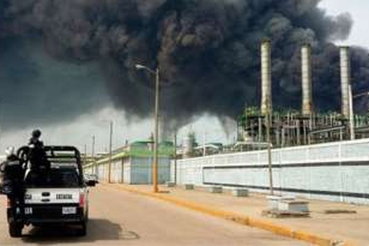 Ratusan orang diselamatkan dari area pabrik akibat ledakan yang terjadi di fasilitas mintak di tenggara Meksiko.  