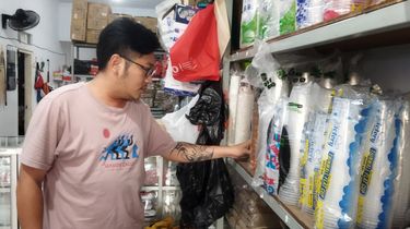 Harga Plastik Melejit 70 Persen, Pembeli di Banyuwangi Tak Lagi Dapat Gratisan Kresek
