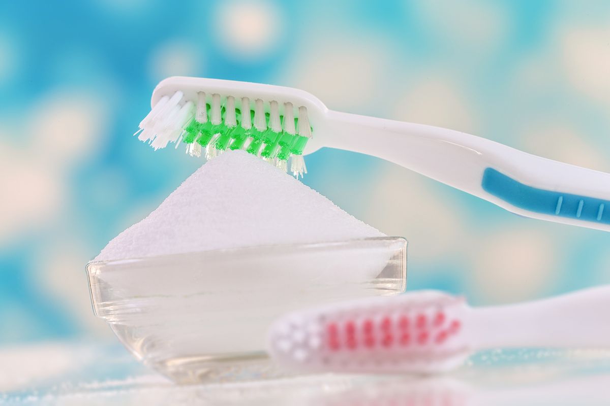 Ilustrasi membersihkan gigi dengan garam