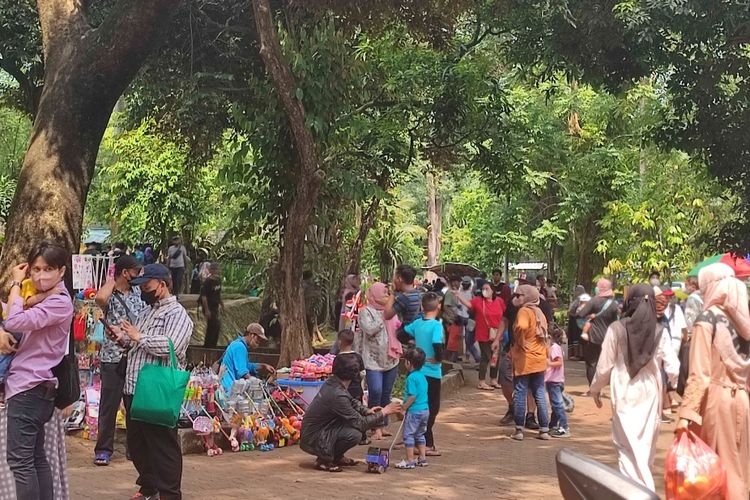 Ilustrasi pengunjung Taman Margasatwa Ragunan yang berada di kawasan Pasar Minggu, Jakarta Selatan, saat musim libur.