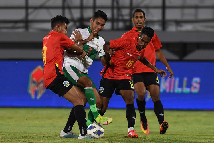 Pemain Timnas Indonesia Marselino Ferdinan (tengah) dihadang dua pemain Timnas Timor Leste Joao Bosco (kedua kanan) dan Dom Lucas (kiri) dalam pertandingan sepak bola Leg 2 FIFA Matchday di Stadion I Wayan Dipta, Gianyar Bali, Minggu (30/1/2022). Indonesia berhasil memenangkan pertandingan dengan skor 3-0.