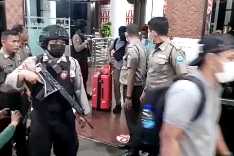 Tim penyidik KPK membawa lima koper yang diduga berisi dokumen usai 12 jam menggeledah Gedung Rektorat Unila, Senin (22/8/2022). Penggeledahan ini tindak lanjut dari OTT atas tiga pejabat Unila terkait kasus suap penerimaan mahasiswa baru.