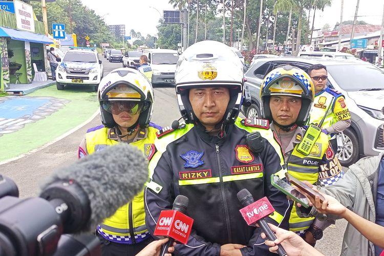 Kasat Lantas Polres Bogor AKP Rizky Guntama saat ditemui wartawan usai melakukan rekayasa lalu lintas berupa skema ganjil genap di Puncak Bogor, Jawa Barat.