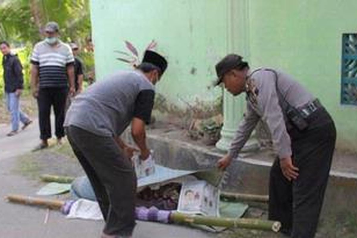 Sesosok mayat pria tua ditemukan di ladang tembakau Dusun Ngetos Kulon, Desa Sriwedari, Kecamatan Muntilan Kabupaten Magelang, Rabu siang (3/10/2012). 