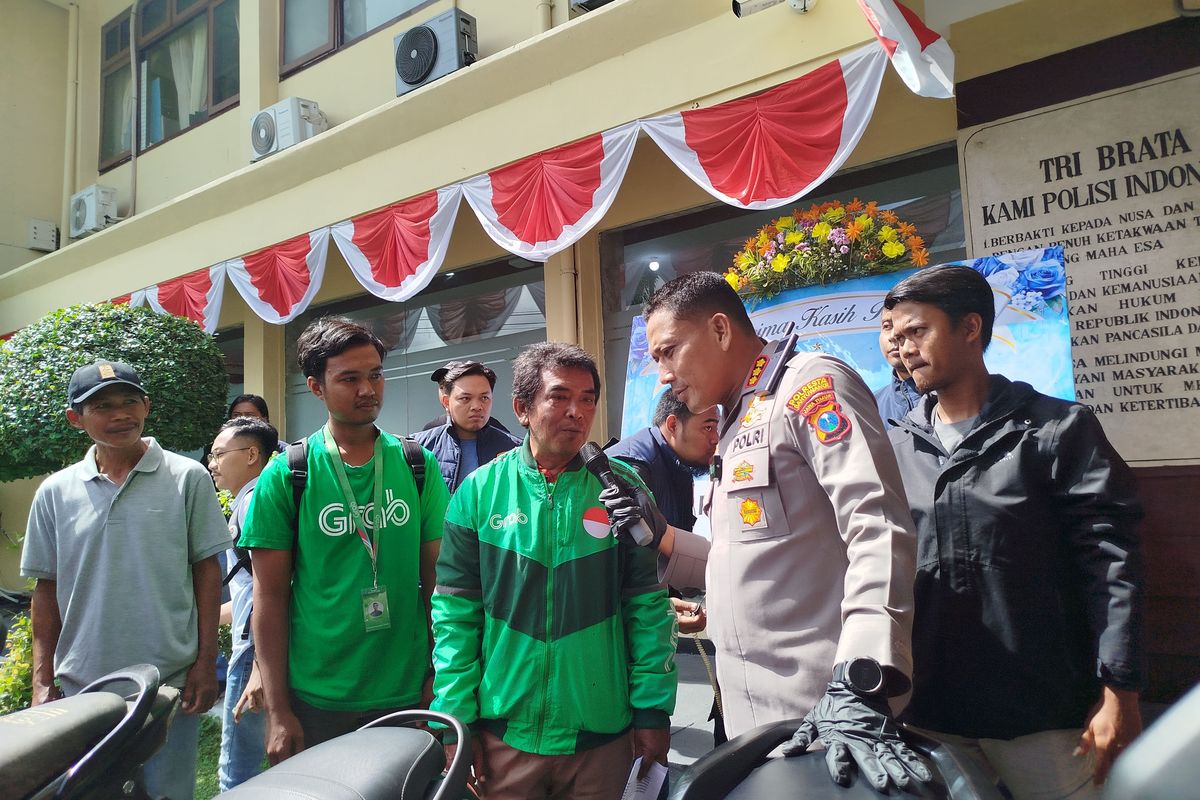 Imron (ojol) saat mengambil motor miliknya di Polresta Banyuwangi yang sebelumnya hilang dicuri.