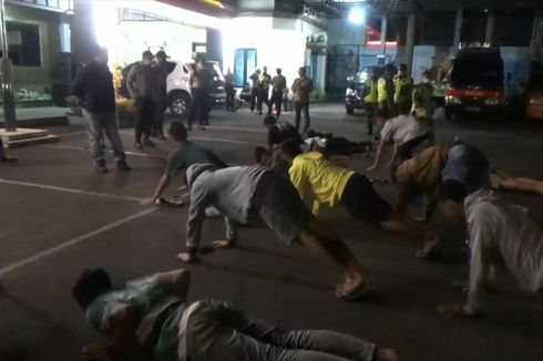 Bandel Berkumpul di Warkop, Puluhan Warga Dihukum Push Up oleh Polisi